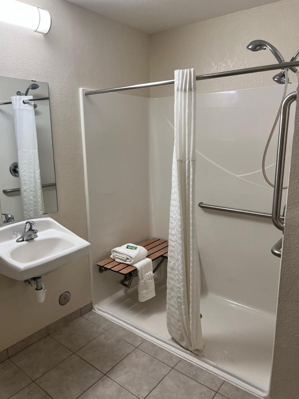 Grandstay Hotel & Suites Becker Extérieur photo